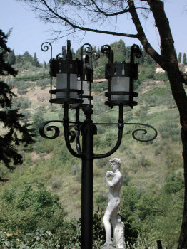 Lampione a tre lanterne. (Volterra)